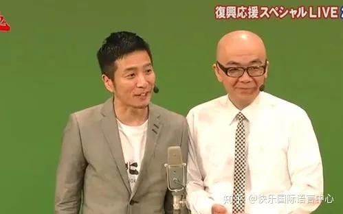 隨後,吉本興業開始把這一曲藝形式推廣到劇場並大獲成功,而隨著廣播與