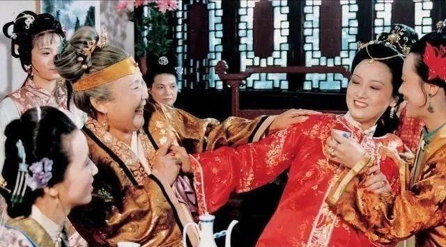 可天有不测风云,此时贾琏在家里与奴才的老婆鲍二家的正偷腥,可巧的就