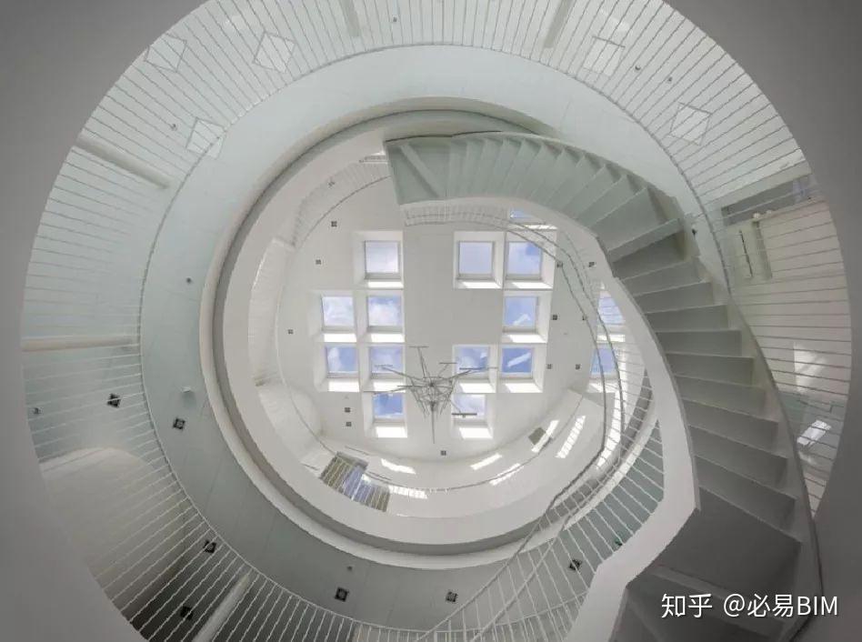 进入到灯塔内部,首先会感受到它强大的采光效果.