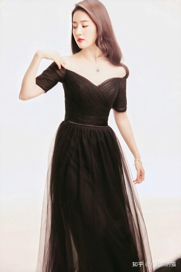 刘亦菲"微胖"身材仍能扮仙女,穿一字肩裙出席活动,咋看咋惊艳