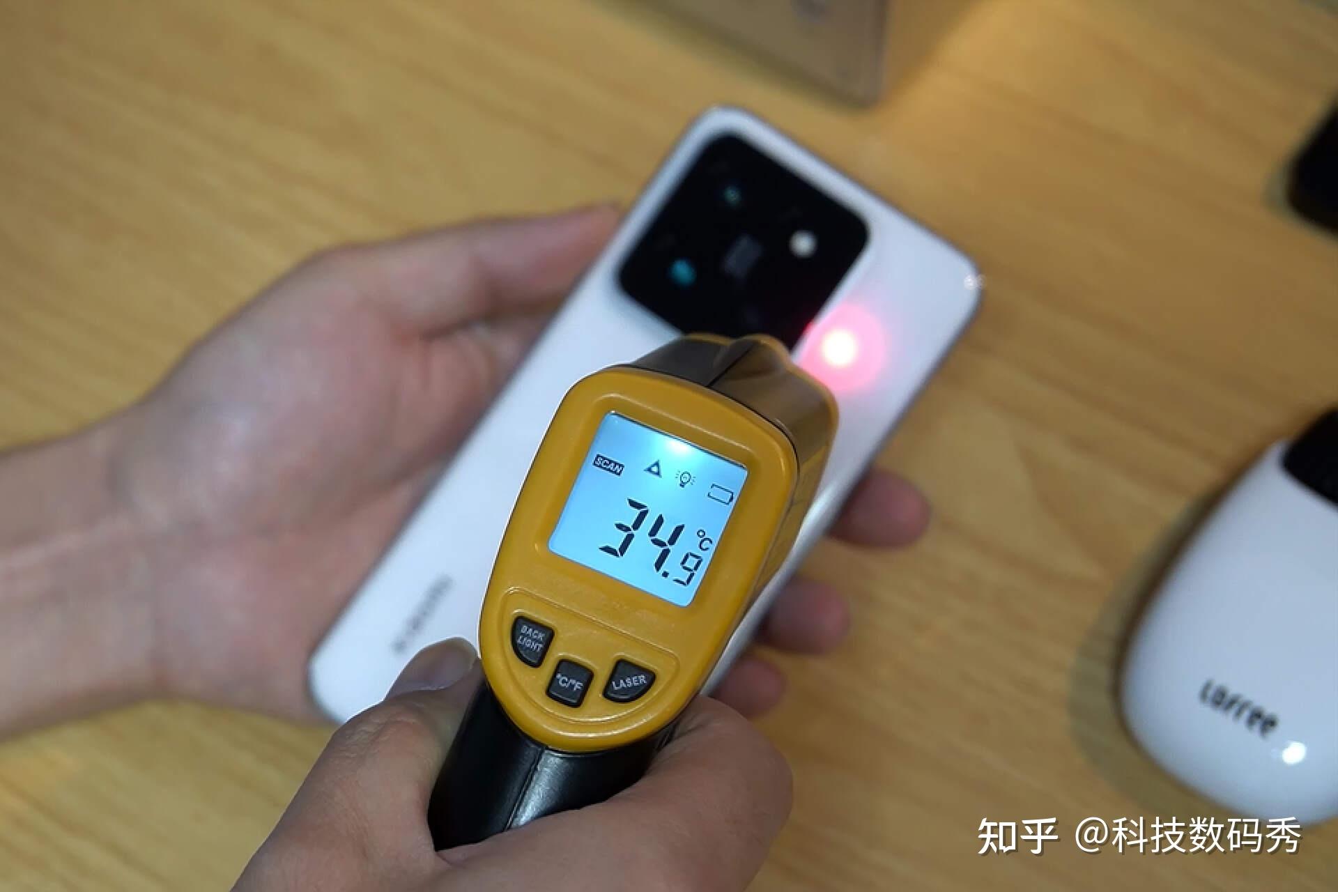 5℃,cpu温度为44℃,测温仪实测,小米14正面屏幕温度最高