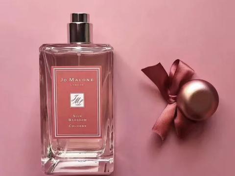 祖玛珑合欢花jo malone silk blossom 这是一款清甜的复合花香,闻着就