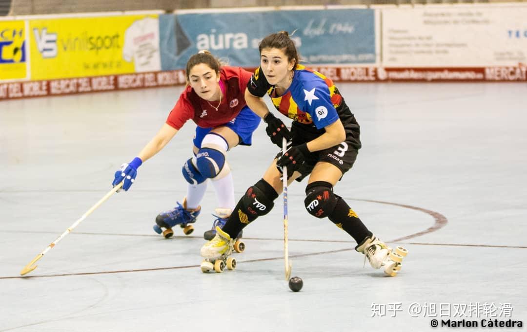 双排轮滑球在欧洲很流行,单排轮滑球在北美洲很流行.