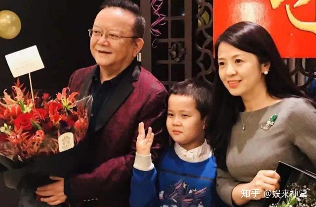 王刚:三任妻子个个年轻貌美,60岁老来得子,娇妻每月花费上百万 - 知乎