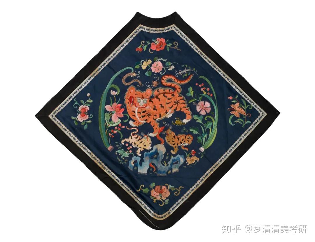 蓝色缎绣虎镇五毒纹肚兜  清长60厘米  宽55厘米绛色暗花绸绣郁罗萧台