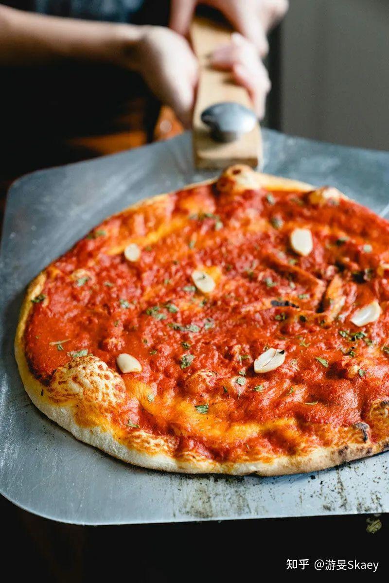 纯粹是marinara的发音跟水手marine很相似,因此被称作水手pizza