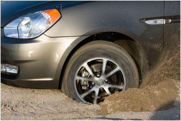 一个驱动轮打滑时差速器是怎样把动力吸走的