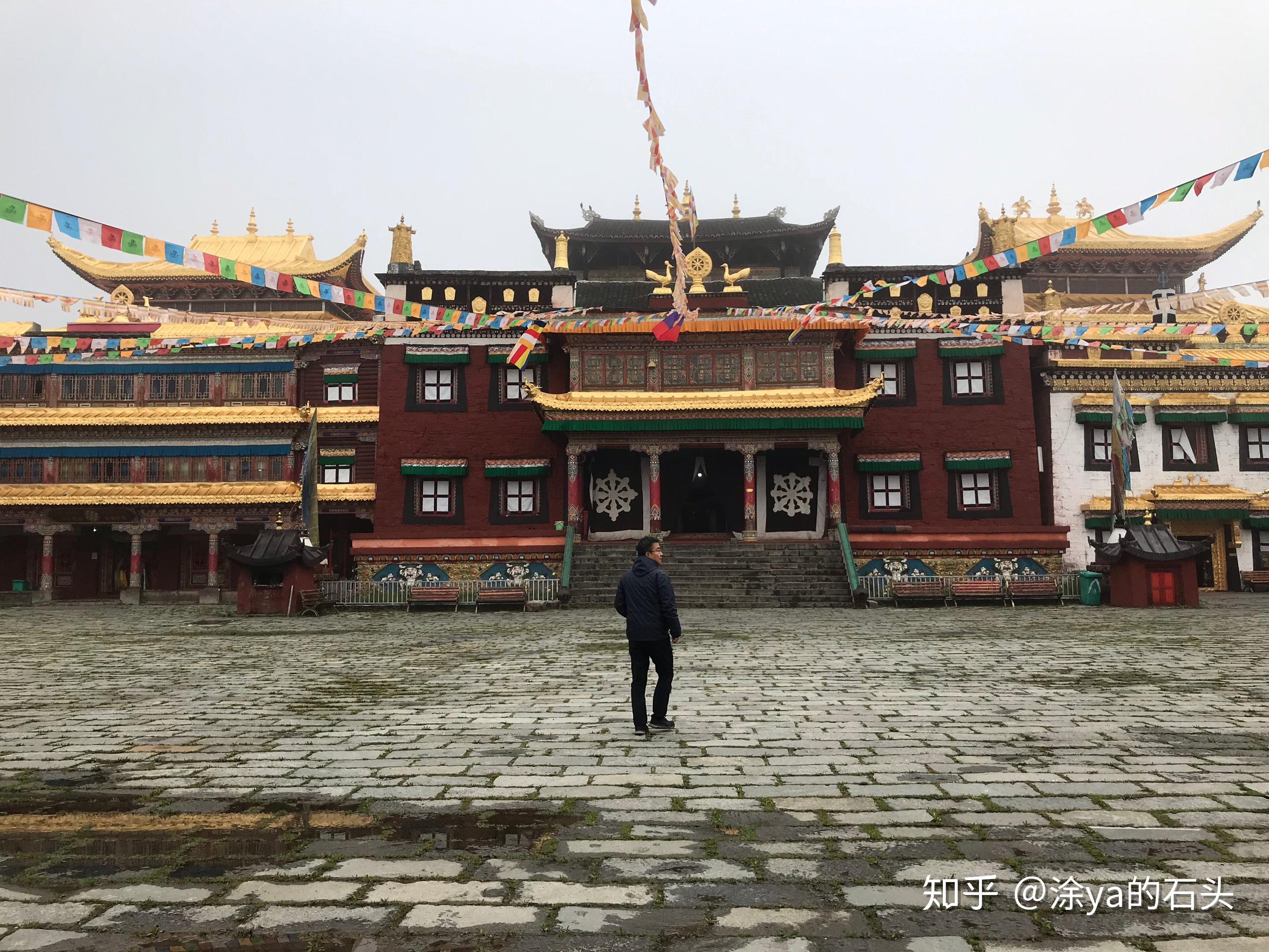 寺里供奉着释迦牟尼12岁金身像和千手观音菩萨像,还有文成公主的舍利