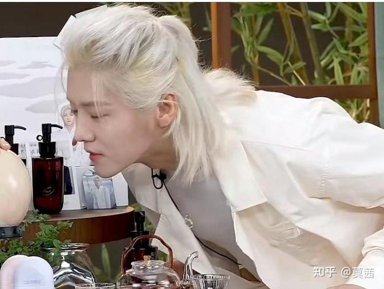 关晓彤,快管管你男友:34岁搞直播的鹿晗,已彻底"放飞自我"了 - 知乎