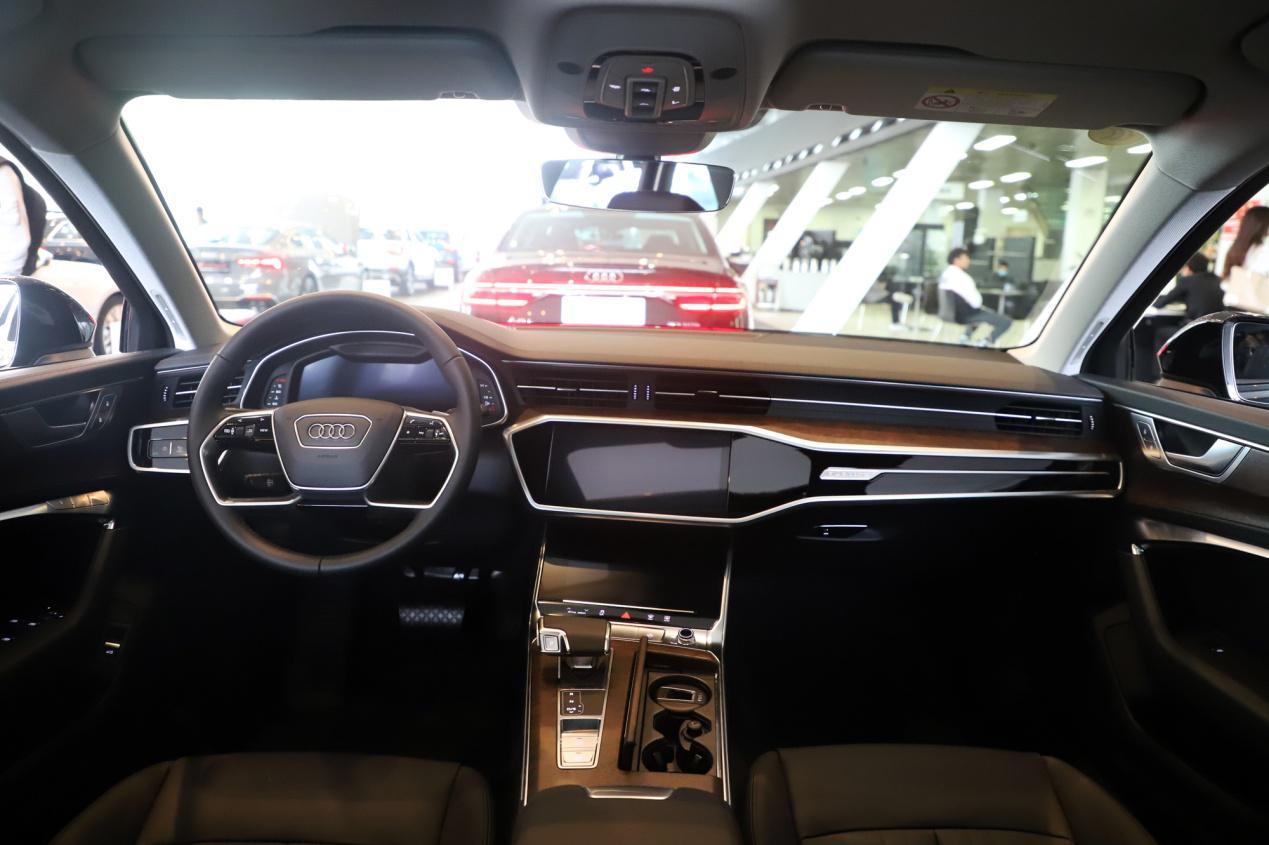 内饰方面,奥迪a6 allroad的中控台布局保持出色的科技感之余,层次感