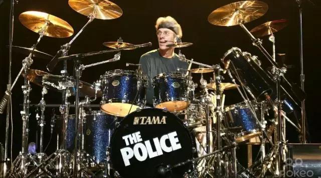 stewart copeland,警察乐队鼓手,已经64岁高龄,但现场依旧劲爆.