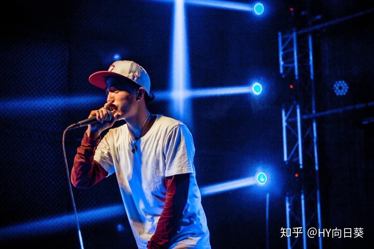 说唱歌手不同于民谣的清新可人,没有团队合唱的人员众多,但是一个人就