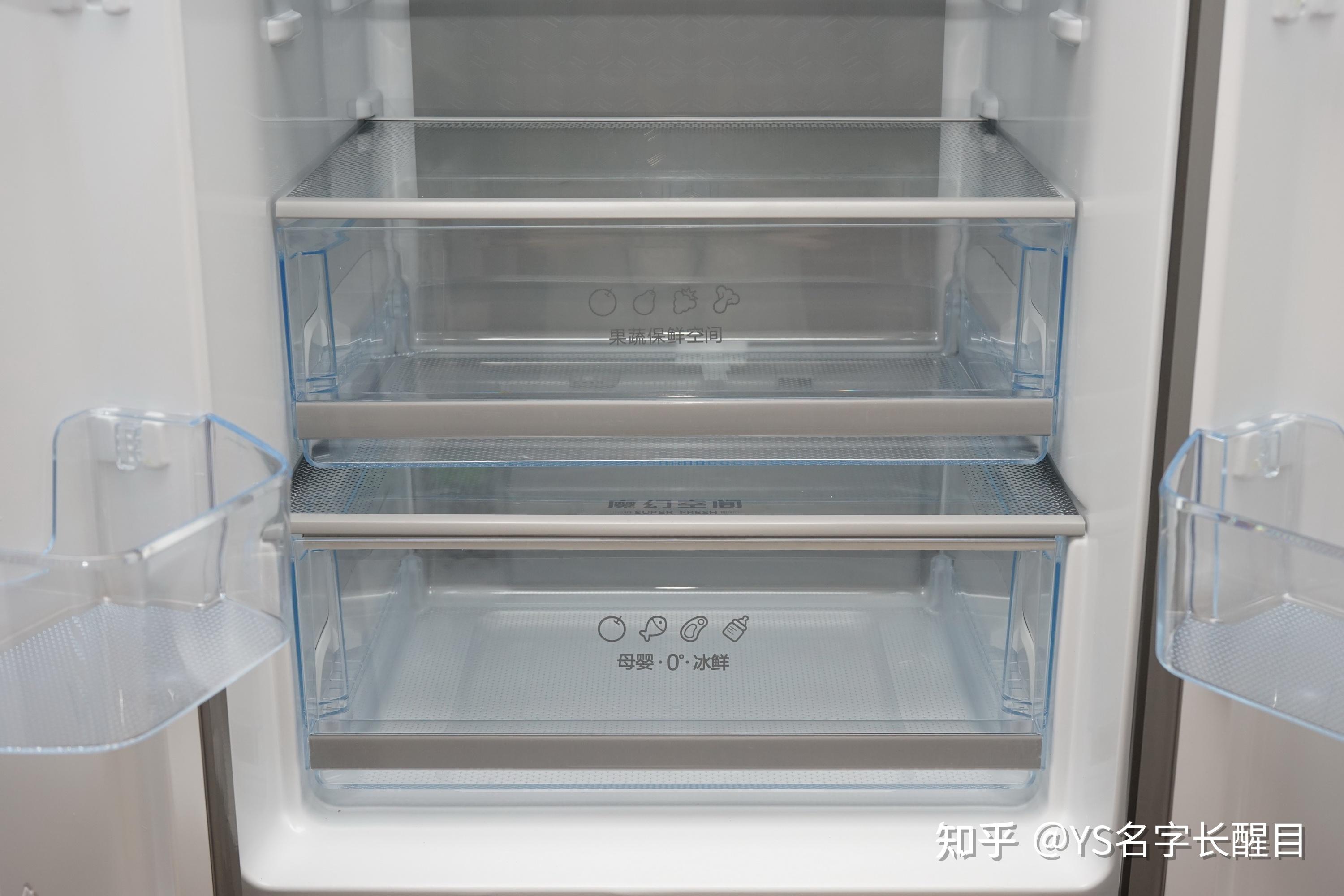 冰箱上半部分为169升的冷藏室.隐藏式把手简约美观,使用方便.