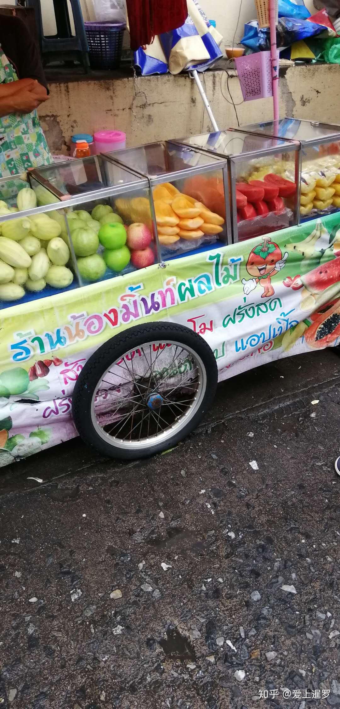 泰国与众不同卖水果的方式用小推车切成块来卖便宜好吃