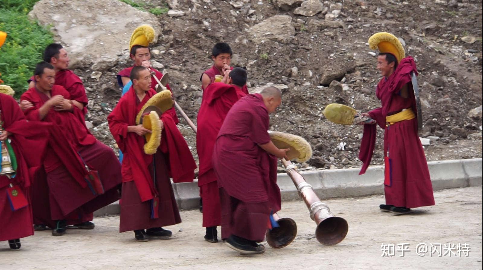 在西藏，“达赖喇嘛”“班禅喇嘛”和“活佛”有什么区别 - 知乎