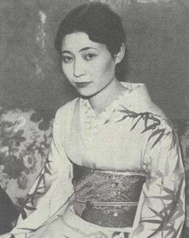 珍妃死得早,唐怡莹从没见过这位姑姑的面.