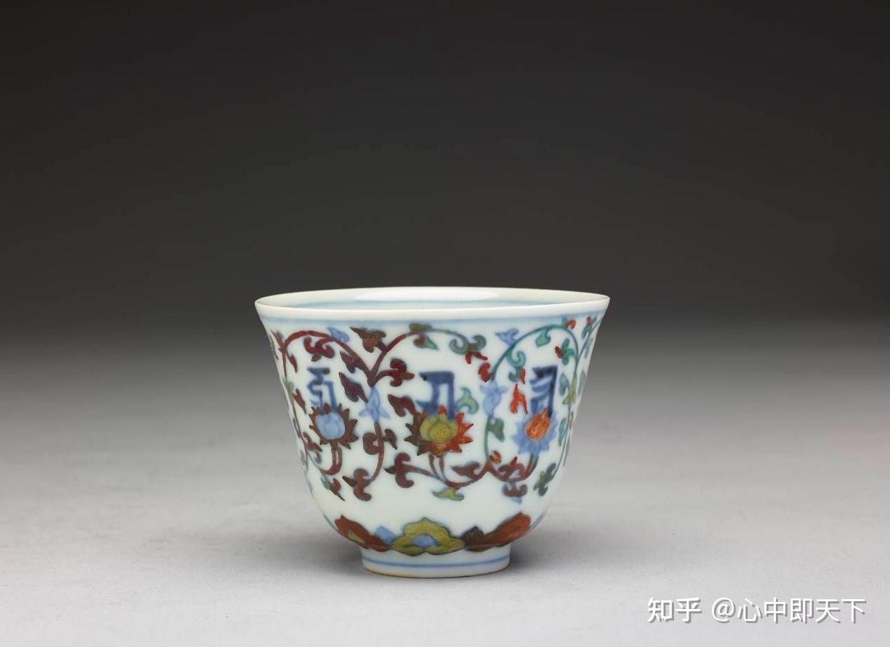 中国古美術・大明成化年製款 斗彩鸳鸯蓮紋杯一対・木箱付・観賞用・禮品・茶器・酒具 中国古美術・大明成化年製款 斗彩鸳鸯蓮紋杯一対・