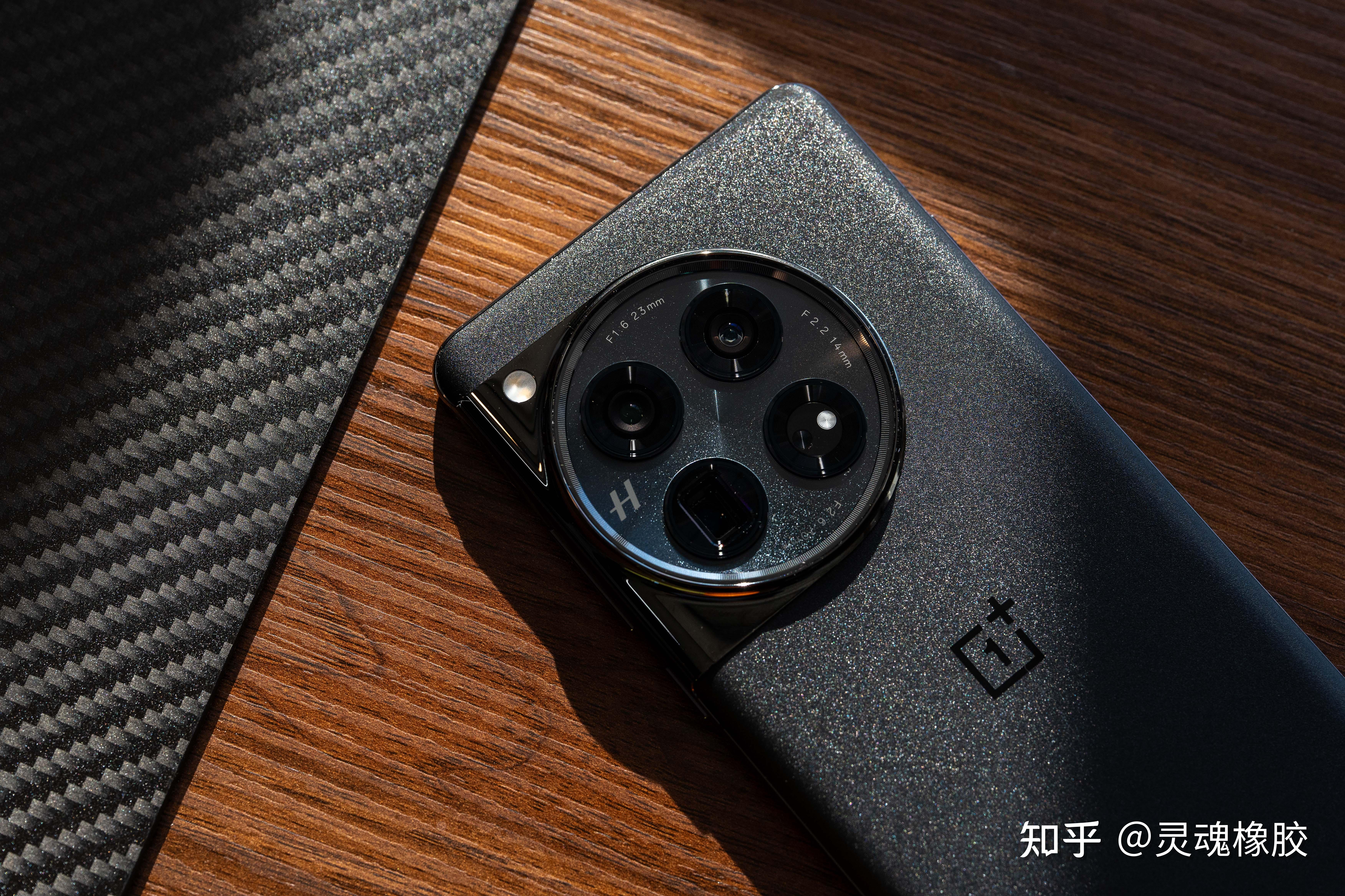 因为这货从发布到现在,连续5个月霸榜安兔兔4000元以上旗舰手机性价比