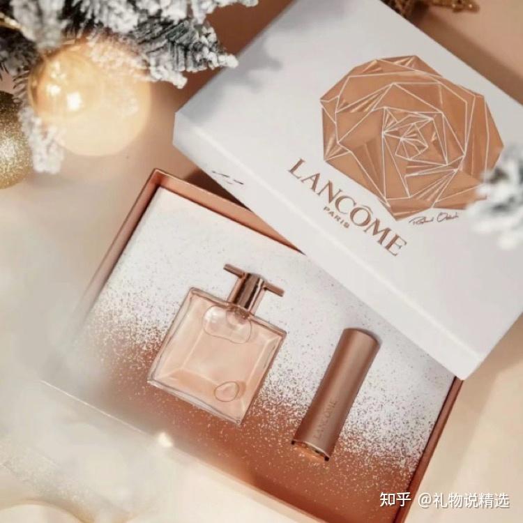 兰蔻限定礼盒是由法国顶级艺术家设计的圣诞限定包装,每一款礼盒的都