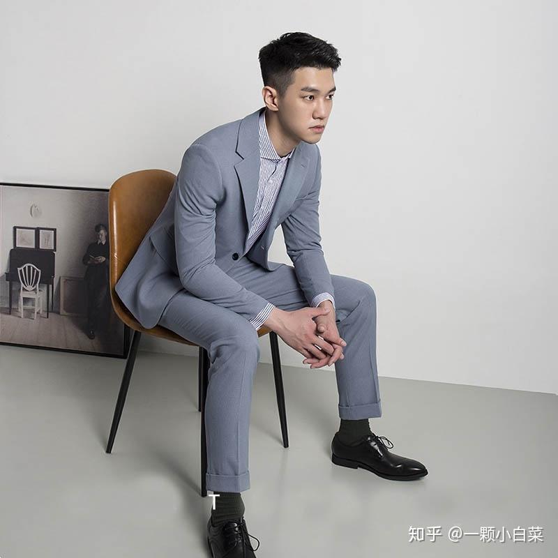 搭配男西装的裤子推荐 v2-61311798228acc027f709aa9a1b2d83b_r.jpg