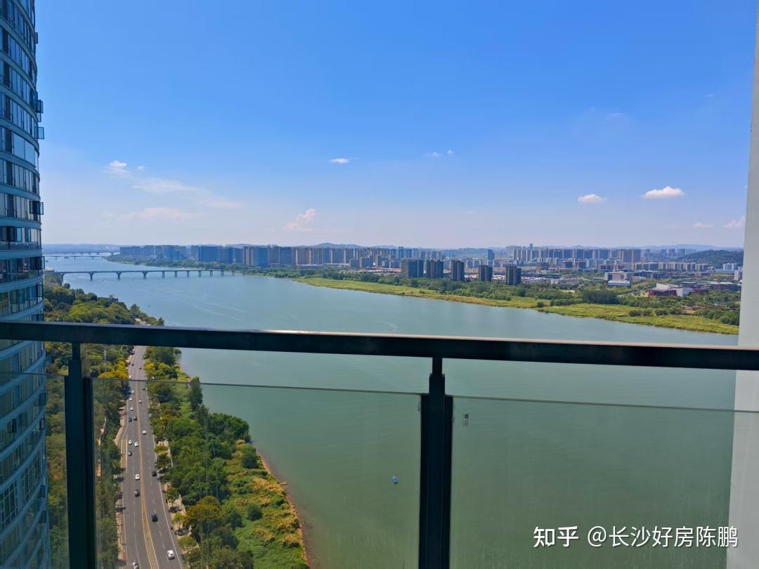长沙市中心急卖:一线江景大平层,无敌景观340平340万 - 知乎