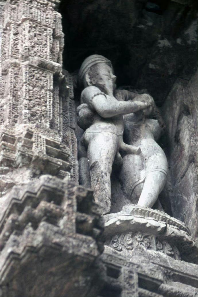 尼泊尔寺庙里,两性交配的雕塑