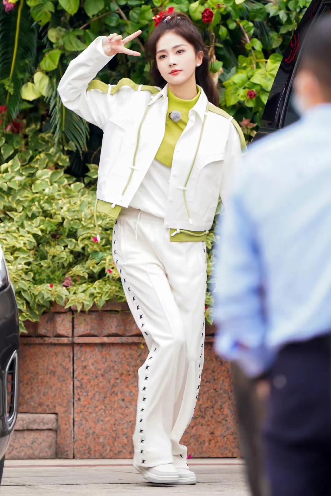 白鹿《奔跑吧特别季》造型,穿白绿运动套装,清新淡雅,活力满满