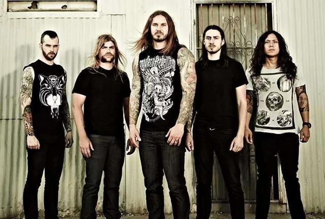 有趣的是,emo风潮之后,反对最多的金属党们却开始出现内鬼,陆续有乐队