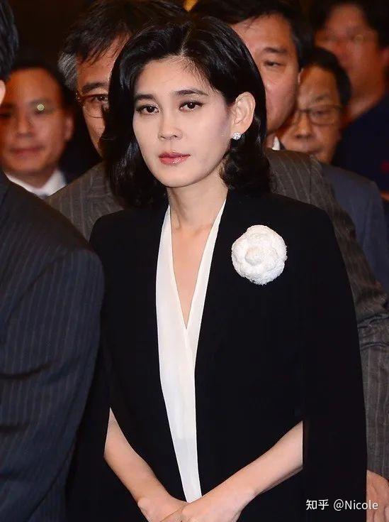 李富真不愧是“韩国最美富二代”：露臂不露肩，短发微卷，真优雅 - 知乎