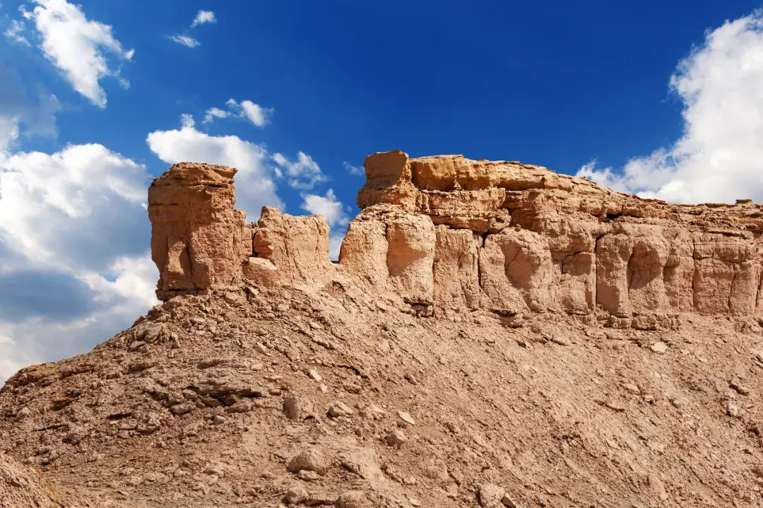 谈到罗布泊,永远避不开的一个话题,那就是楼兰.