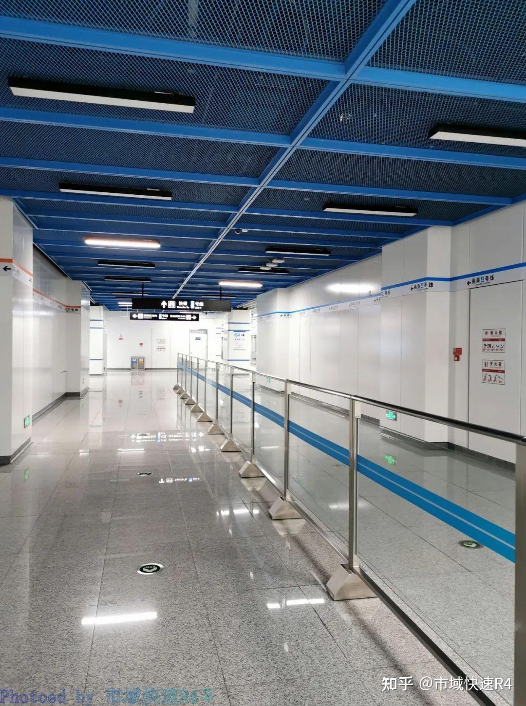 东十里铺站为3,4号线换乘站,两线构成l字换乘,节点连接3号线站台东侧