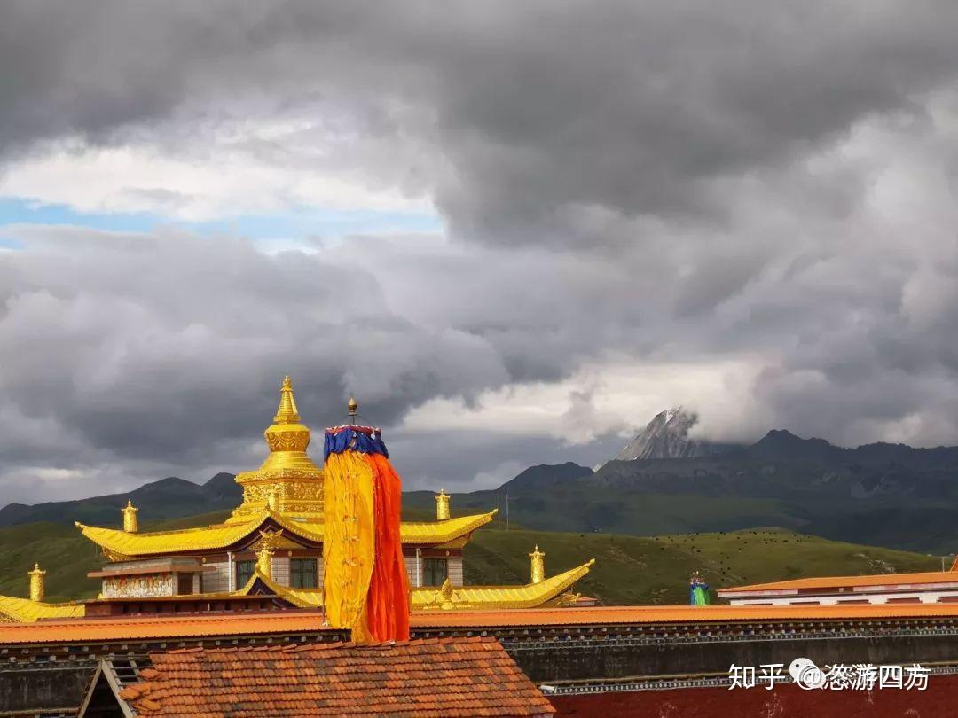 高原的天空里乱云舒卷,藏寺的金顶灿然生辉,飘扬的经幡五颜六色,远处