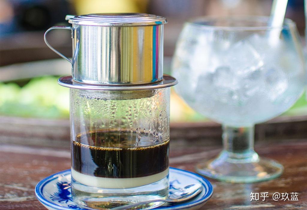 滴漏咖啡是越南人的日常生活中不可或缺的,将滚烫的热水倒入装着厚厚