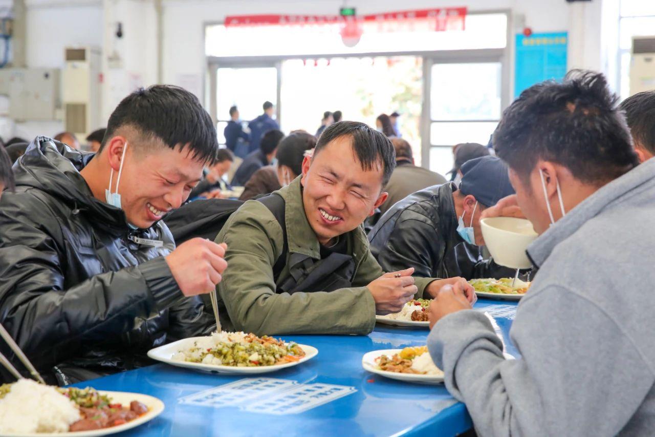 父亲张显林此前已在外务工多年,母亲则在老家大坡乡务农,家中还有80岁