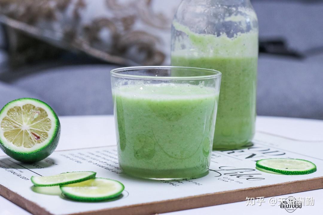 食材:黄瓜一根,梨一个,养乐多两瓶,做法:1,一根小黄瓜清洗干净,一个梨