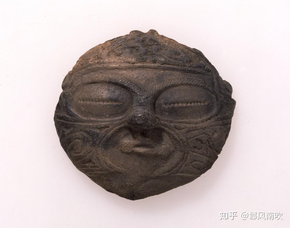 绳文时代的面具已发现140件左右,其中土制面具约120件,其余为贝壳制