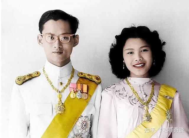 普密蓬国王和王后图片
