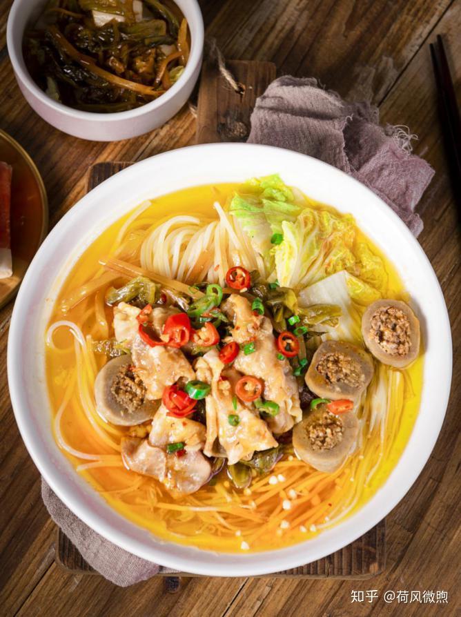 在产品上,孟婆家的米线主打酸汤肥牛米线,酸爽开胃,用料十足,对于消费