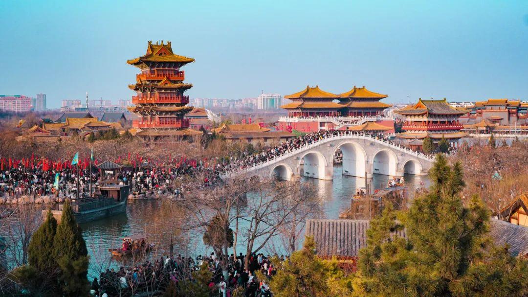 河南开封清明上河园景区喜迎开门红八天共接待696万人次龙年的欢乐