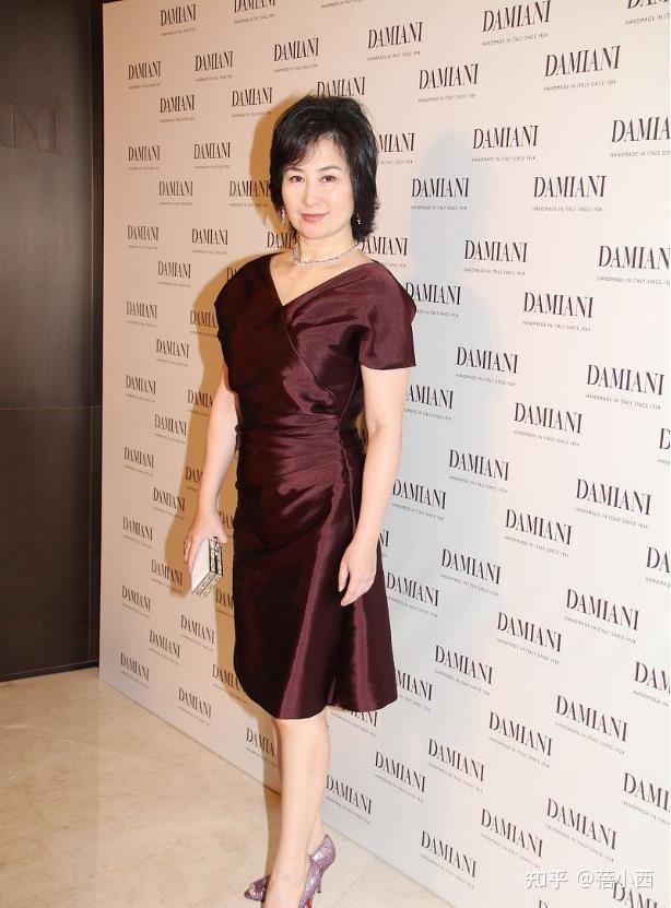 何超琼不愧是赌王最爱的女儿气场很难被超越穿镂空裙也很高级