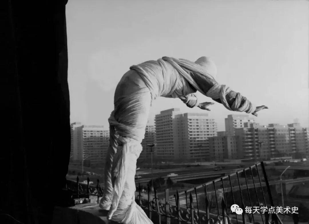 中国早期行为艺术为什么都喜欢打扮成木乃伊