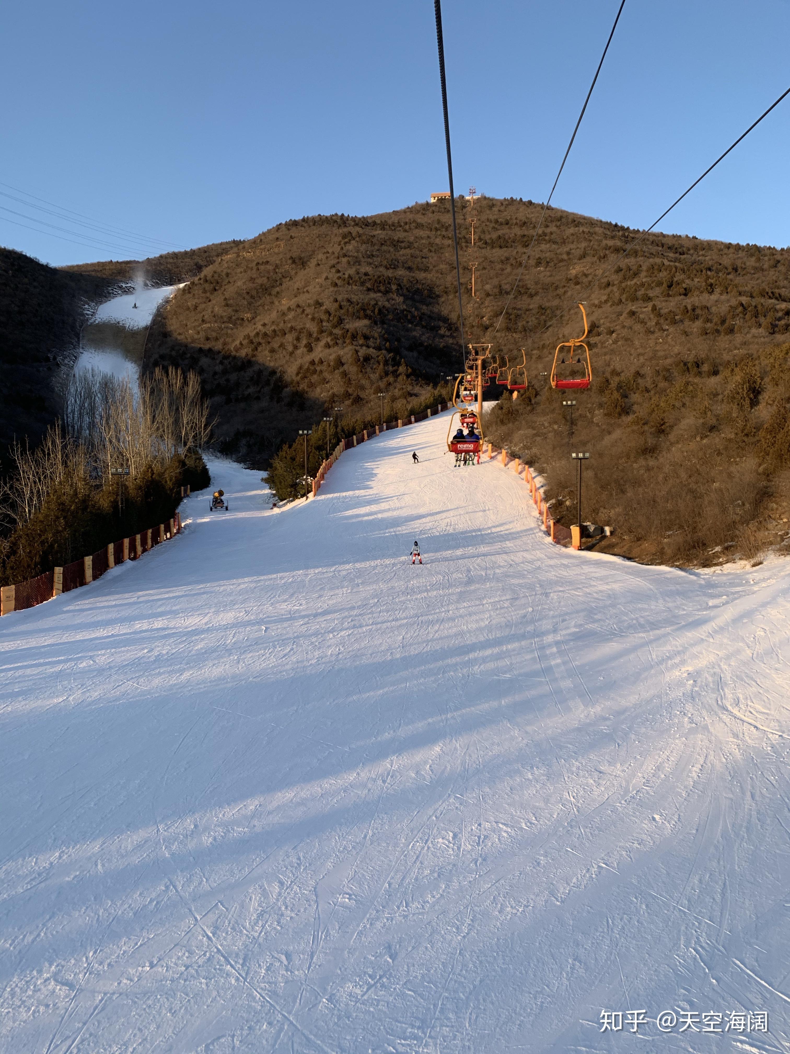 e道是从山顶下来的高级道,据说是全中国最陡的雪道.