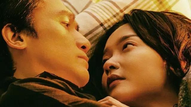 杜鹃在电影里扮演梁朝伟的前女友,一张不食人间烟火的冷淡脸,却别有着