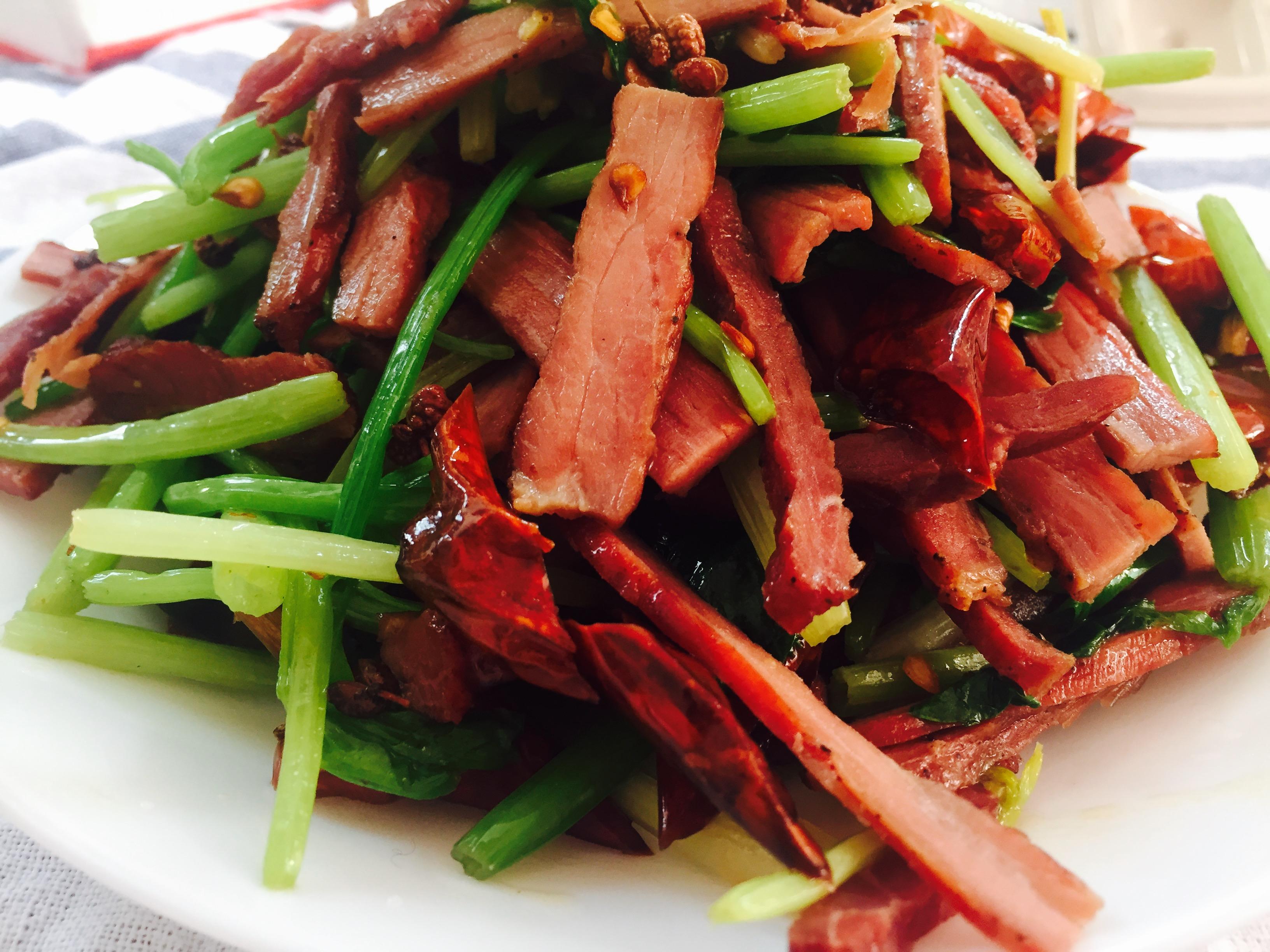 过年了献上地道风味小炒牛肉干解解馋