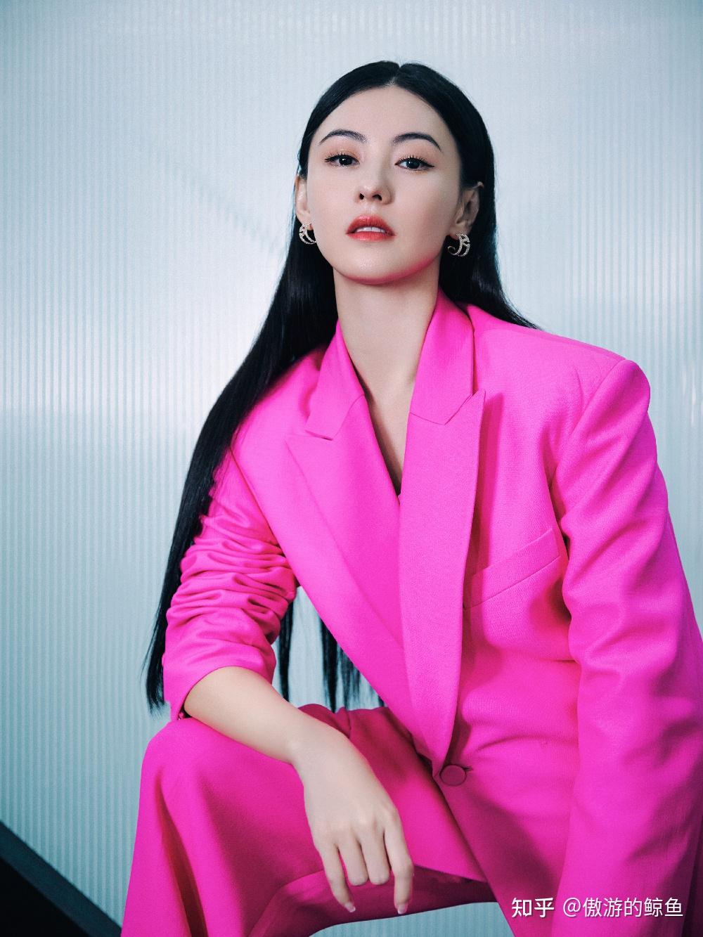 张柏芝玫红西装彰显自在风范 - 知乎