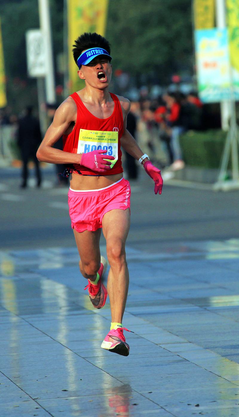 图集汇达柠檬2020潼南涪江半程马拉松冲向终点精彩瞬间