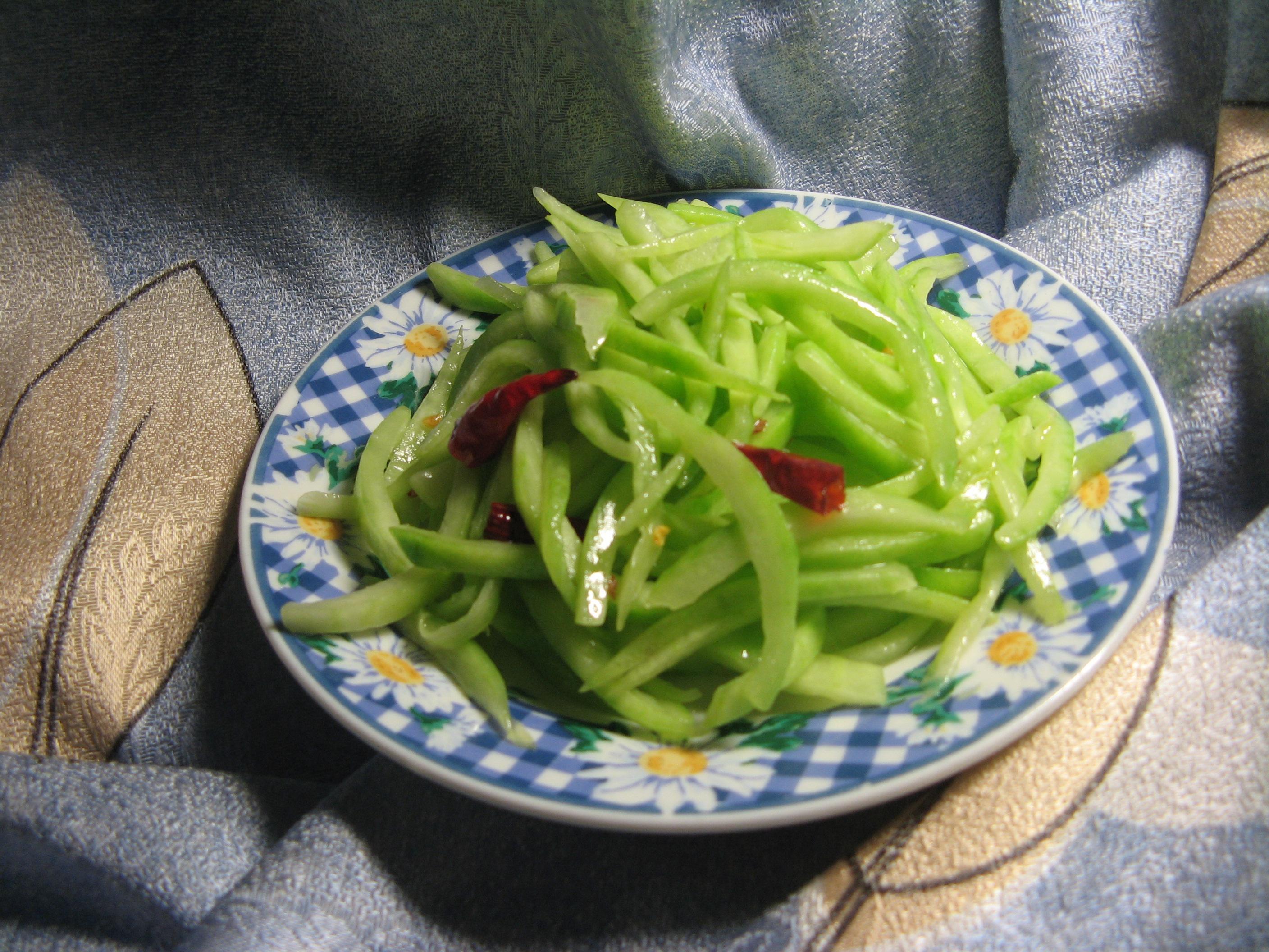 西瓜皮别扔能做好几道菜呢