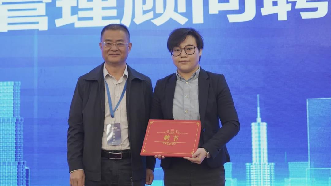 汕头市人力资源和社会保障局局长马翔(左)为白永亮老师颁发顾问聘书