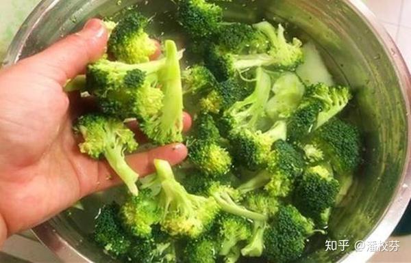 西兰花千万别用清水洗 等于吃泥土虫卵 教你正确做法 全部跑光 知乎