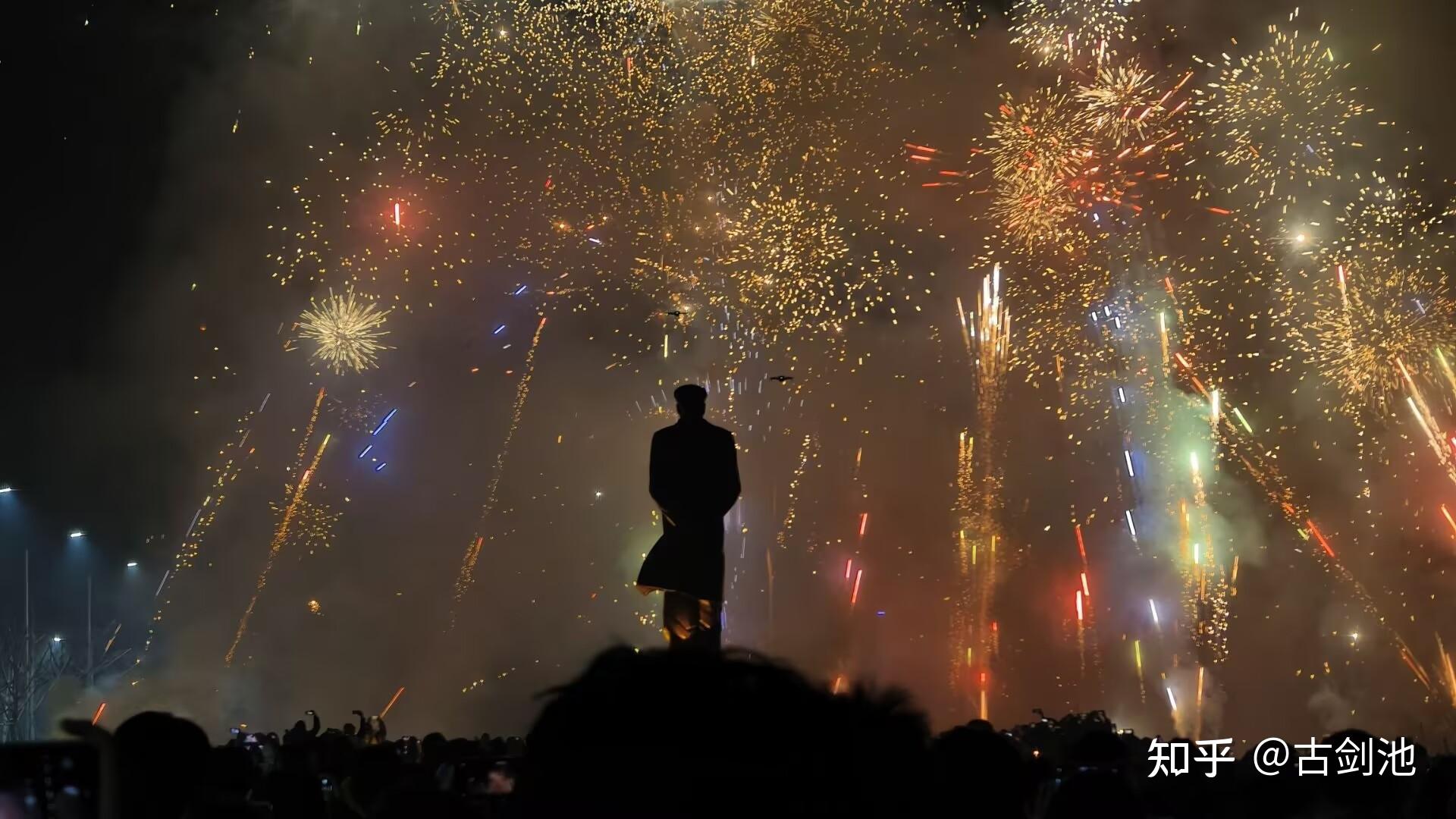 祠前石碑,刻着「汉家才女 明朝衣冠」八个大字